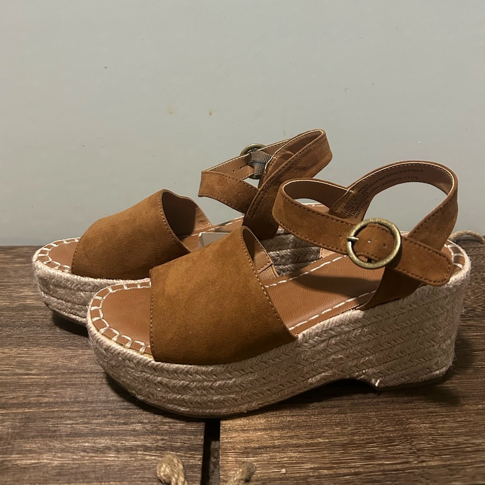 Universal Thread Sandals
